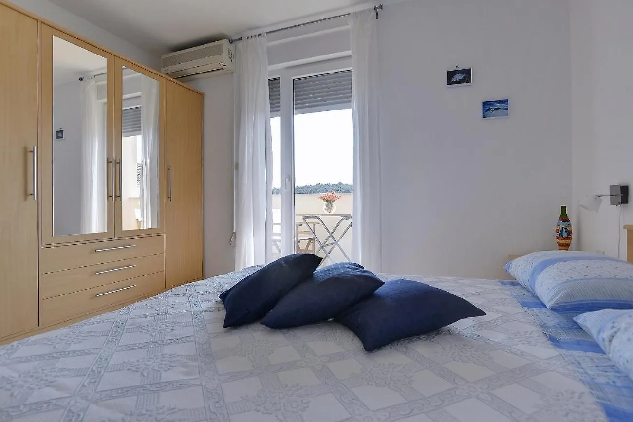 Helle Ferienwohnung 400 Meter Zum Strand Liznjan Apartment